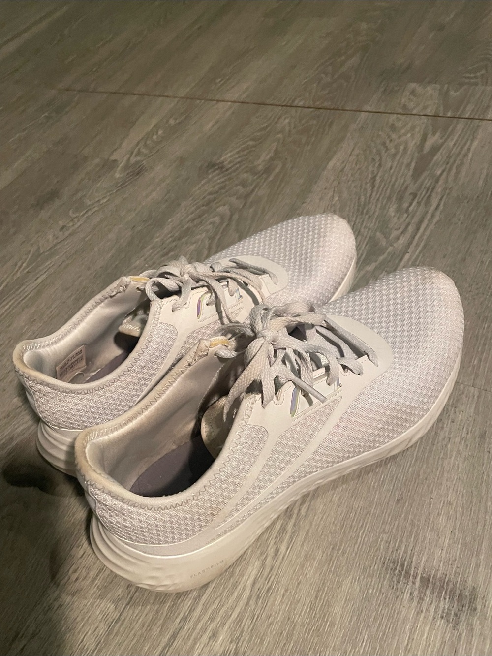 Women’s 7.5 Lightweight Reebok White Knit Athletic Sneakers